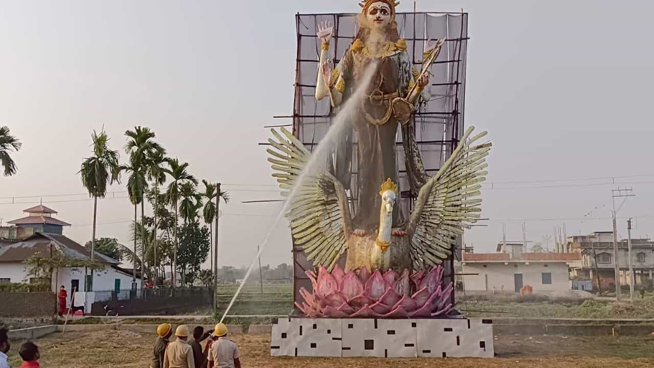 Jalpaiguri: কাজে এল টিভি-৯ বাংলার খবর, ৫১ ফুটের সরস্বতী নিয়ে শেষ পর্যন্ত হাঁফ ছেড়ে বাঁচলেন উদ্যোক্তারা Jalpaiguri: কাজে এল টিভি-৯ বাংলার খবর, ৫১ ফুটের সরস্বতী নিয়ে শেষ পর্যন্ত হাঁফ ছেড়ে বাঁচলেন উদ্যোক্তারা