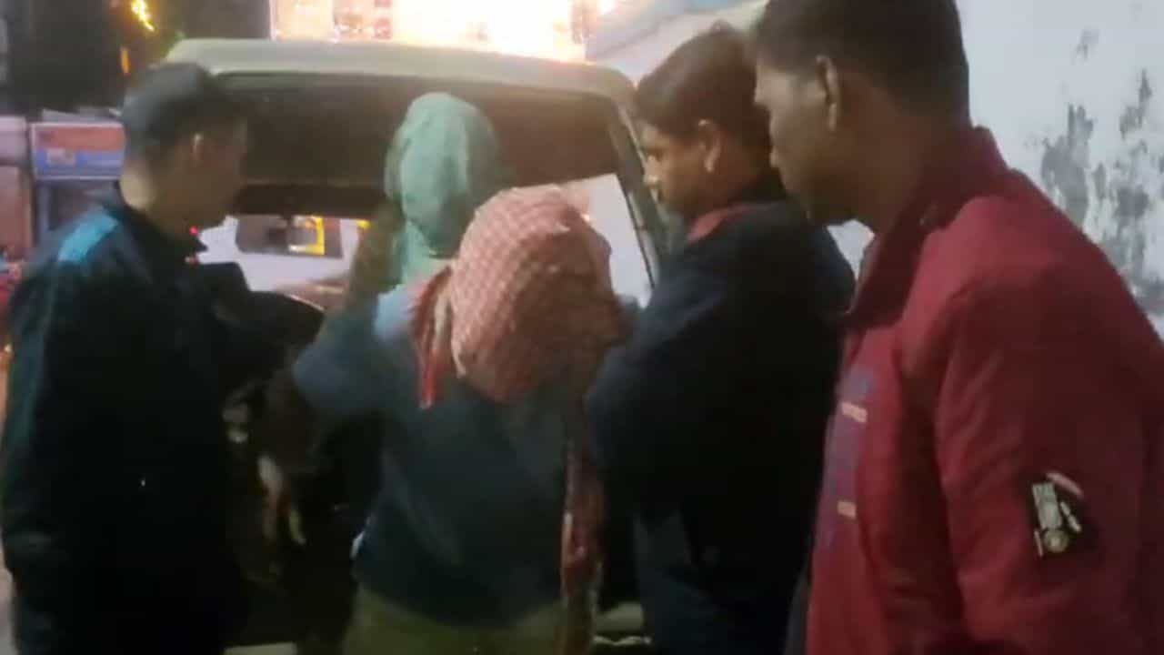 Jamatara Gang: একতলা থেকে লাফিয়েও হল না লাভ, উত্তরপাড়া থেকে গ্রেফতার জামতাড়ার ৪ সদস্য Jamatara Gang: একতলা থেকে লাফিয়েও হল না লাভ, উত্তরপাড়া থেকে গ্রেফতার জামতাড়ার ৪ সদস্য