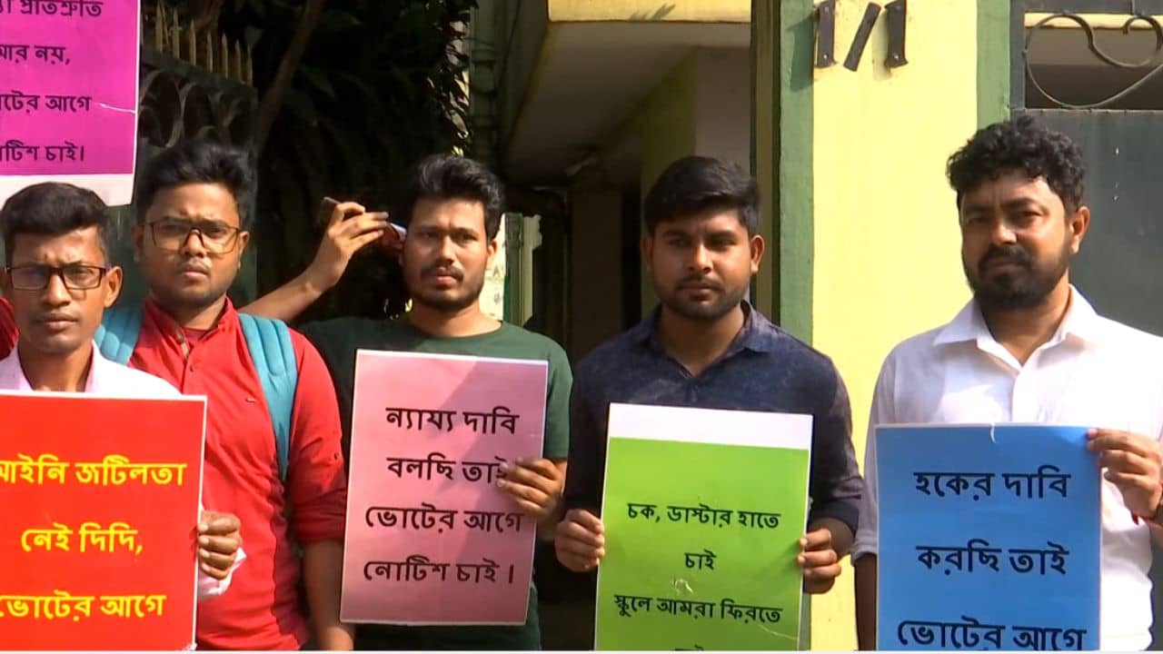 Job Seekers: পুলিশ তুলে নিয়ে যায়, সারারাত শিয়ালদা স্টেশনে কাটাই, সকাল হতেই কুণালের বাড়ির সামনে চাকরিপ্রার্থীরা