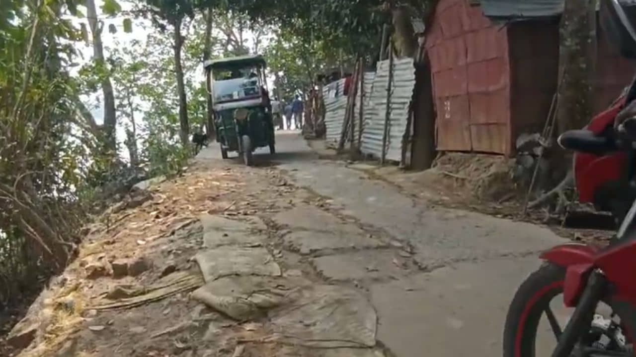 Katwa: বেসামাল হলেই গড়িয়ে নদীতে, সংকীর্ণ রাস্তাতেই চলছে ঝুঁকির পারাপার
