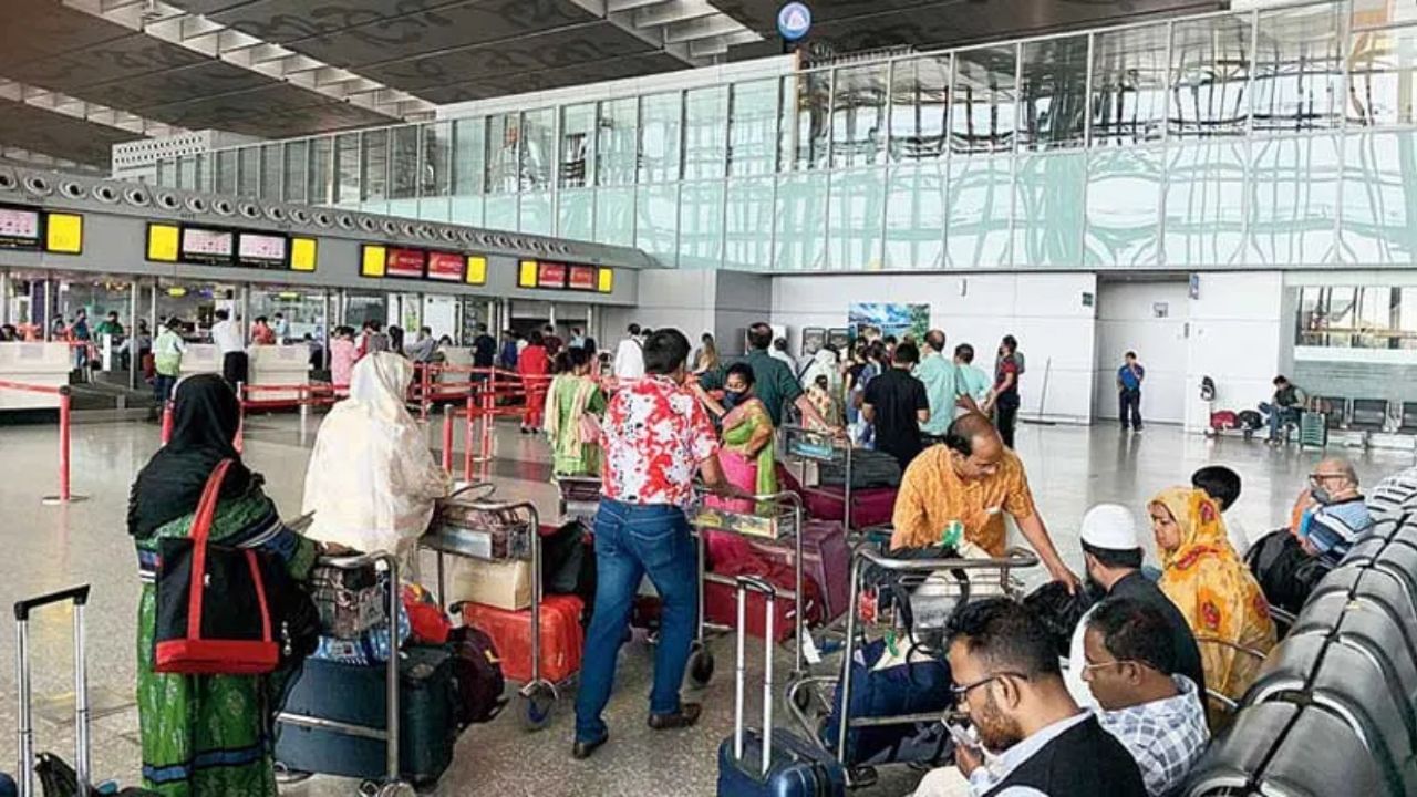 Kolkata Airpiort: বিমানবন্দরের ডিসপ্লে বোর্ডে বারবার এটা কি? রীতিমতো রেগে আগুন যাত্রীরা…