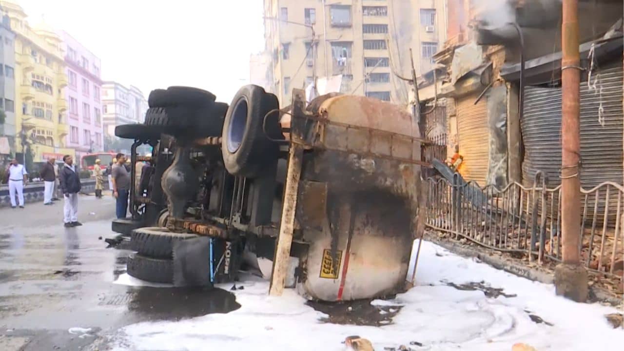 Muhammad Ali Park Fire: মহম্মদ আলি পার্কের সামনে তেলের ট্যাঙ্কারে আগুন, গাড়ির ভিতরেই পুড়ে মৃত্যু চালকের