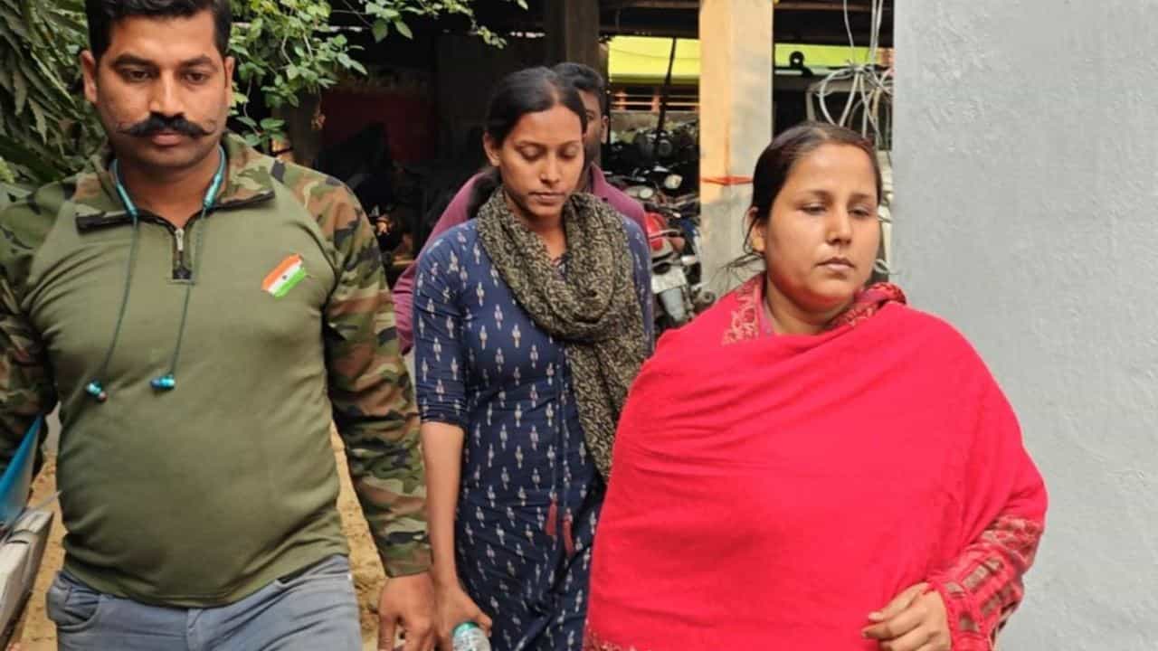 Hooghly: লকআপে ঘনিষ্ঠ বান্ধবীর সঙ্গে একটা মুহূর্ত শিশু খুনে অভিযুক্ত মায়ের! তাতেই ধরা পড়ল বিশেষ তথ্য Hooghly: লকআপে ঘনিষ্ঠ বান্ধবীর সঙ্গে একটা মুহূর্ত শিশু খুনে অভিযুক্ত মায়ের! তাতেই ধরা পড়ল বিশেষ তথ্য