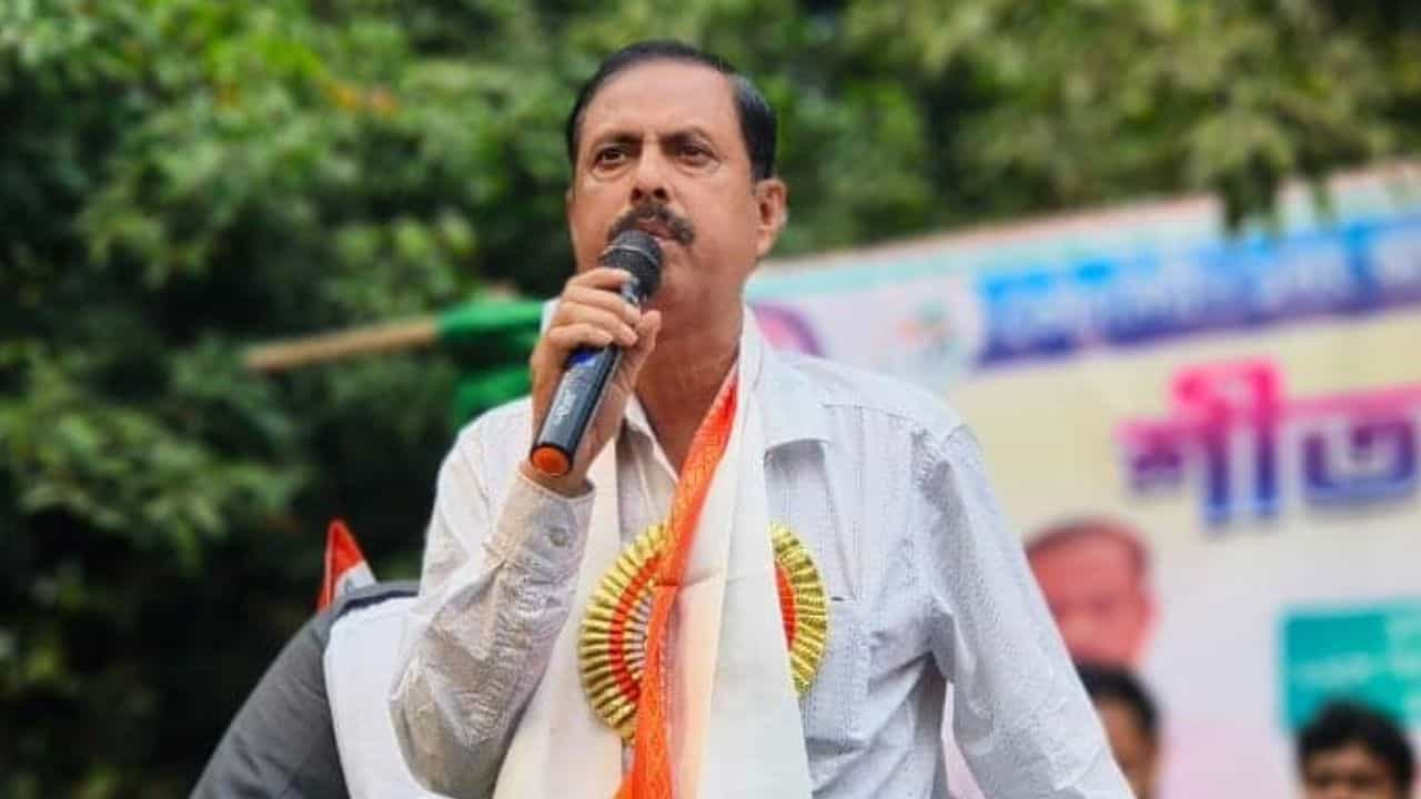 Arabul Islam: ঘণ্টা তিনেকের জেরাতেই ঘেমে-নেয়ে এক সা তৃণমূলের 'তাজা নেতা', চাইলেন জল Arabul Islam: ঘণ্টা তিনেকের জেরাতেই ঘেমে-নেয়ে এক সা তৃণমূলের 'তাজা নেতা', চাইলেন জল