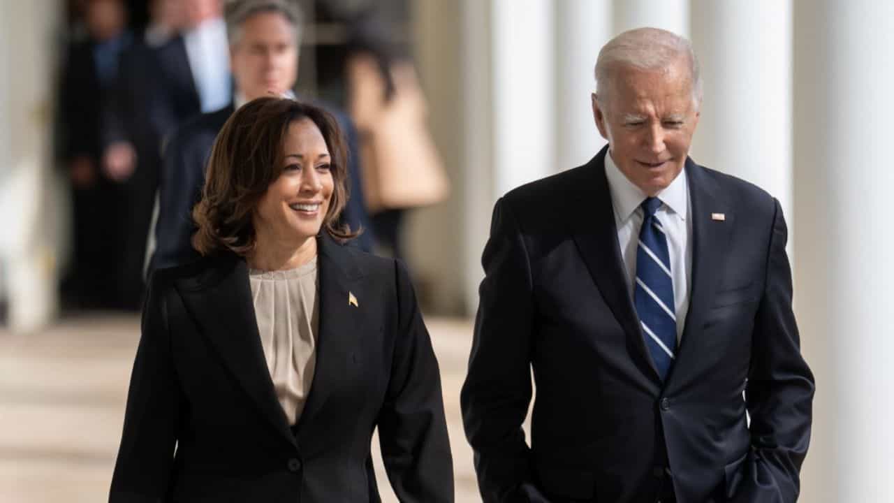 Kamala Harris: 'আমি আমেরিকার সেবা করতে প্রস্তুত', বাইডেনের বয়স বিতর্কের মাঝে দাবি কমলার Kamala Harris: 'আমি আমেরিকার সেবা করতে প্রস্তুত', বাইডেনের বয়স বিতর্কের মাঝে দাবি কমলার