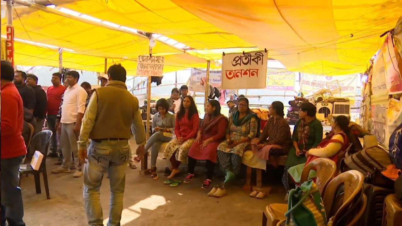 DA Agitation: আচমকা খুলে ফেলা হচ্ছে DA মঞ্চ, কে 'কলকাঠি' নেড়েছেন, শোনালেন আন্দোলনকারীরা