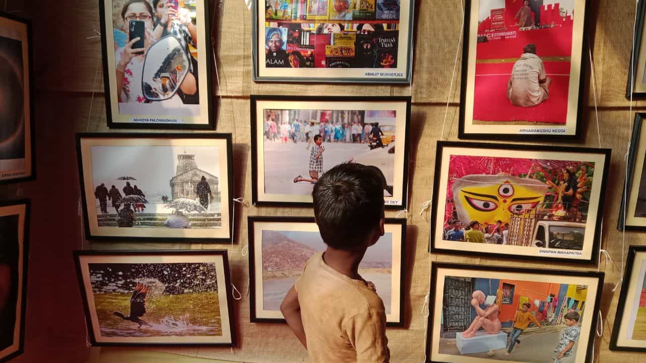 Exhibition: চিত্র সাংবাদিকদের 'চিত্র যেথা ভয়শূন্য', প্রতিটি ছবিই এখানে জীবন্ত, আছে নিজস্ব কথন Exhibition: চিত্র সাংবাদিকদের 'চিত্র যেথা ভয়শূন্য', প্রতিটি ছবিই এখানে জীবন্ত, আছে নিজস্ব কথন
