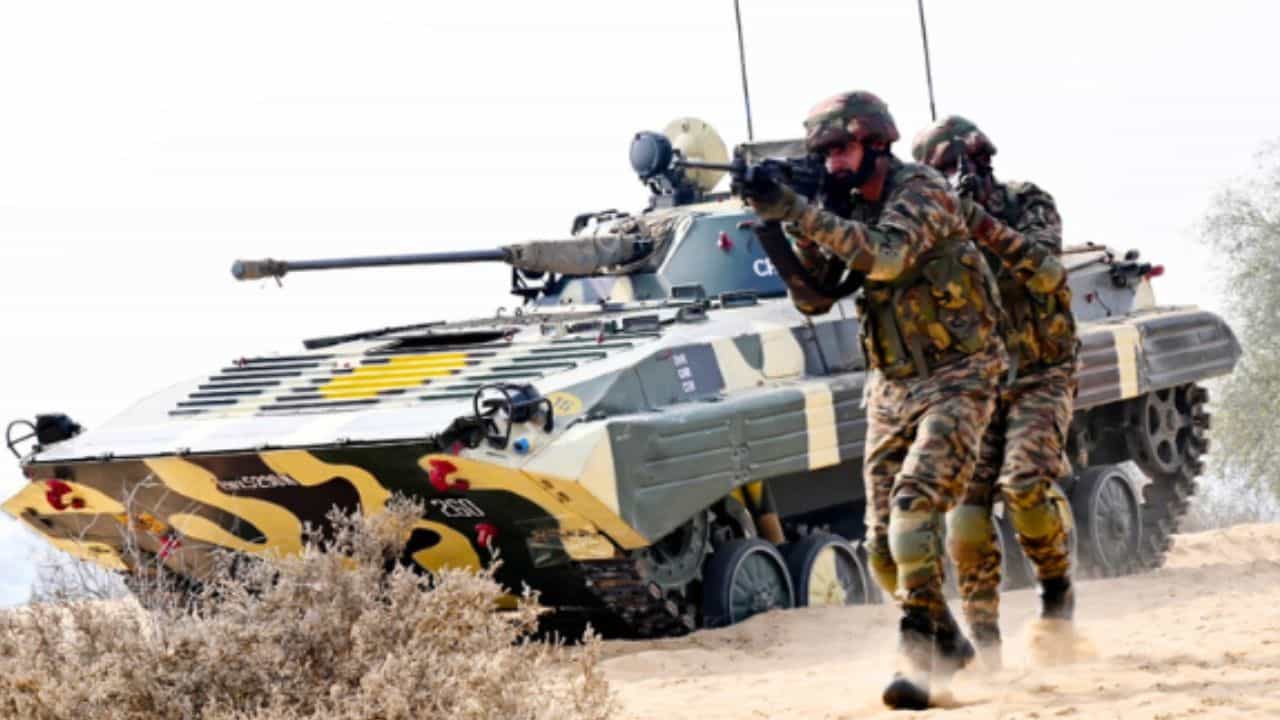 Indian Army: কাশ্মীরে ঢুকছিল পাকিস্তানি 'কাকপক্ষী', শেষে ভারতীয় সেনার ভয়ে লেজ গুটিয়ে পালাল Indian Army: কাশ্মীরে ঢুকছিল পাকিস্তানি 'কাকপক্ষী', শেষে ভারতীয় সেনার ভয়ে লেজ গুটিয়ে পালাল