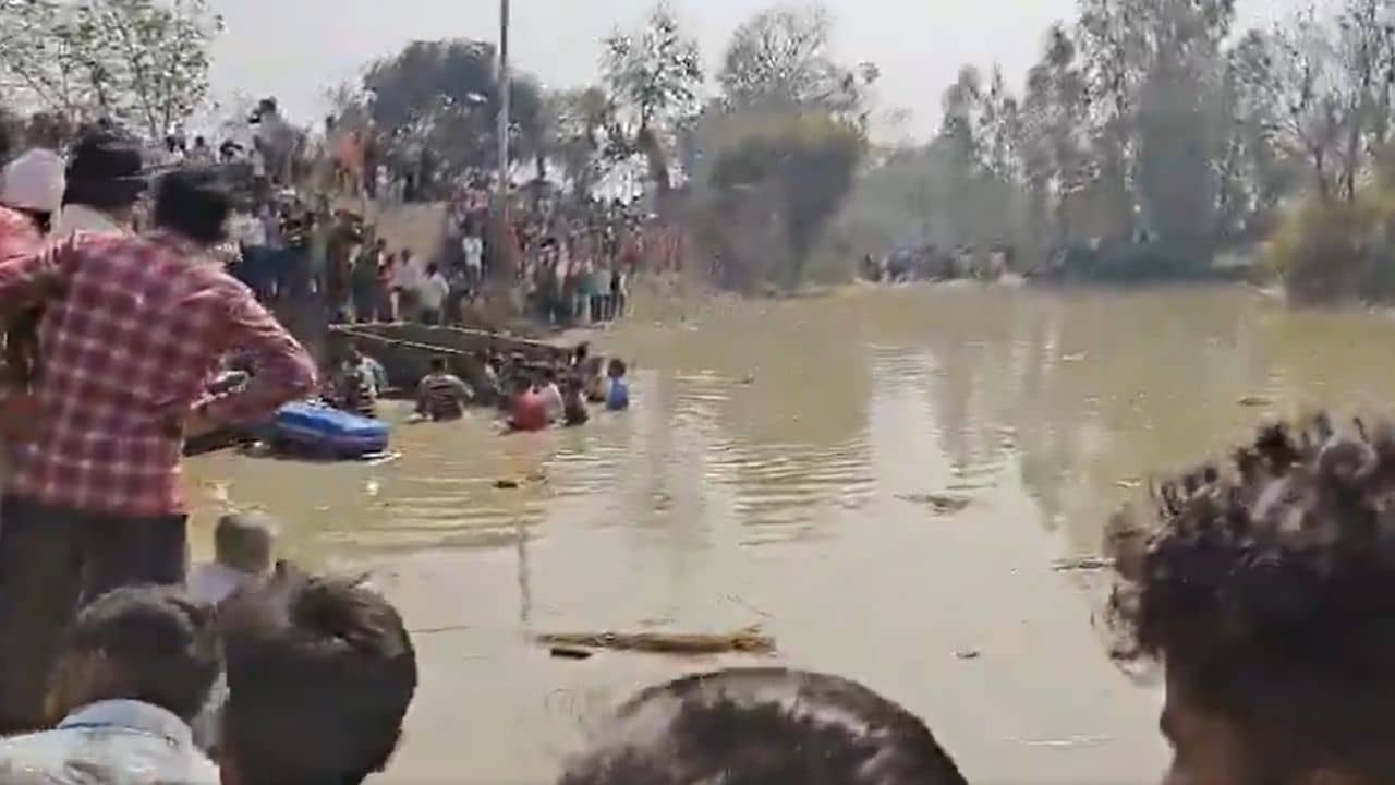 Uttar Pradesh Accident: পুণ্যার্থীদের নিয়ে পুকুরে পড়ল ট্রাক্টর-ট্রলি, মৃত কমপক্ষে ২২