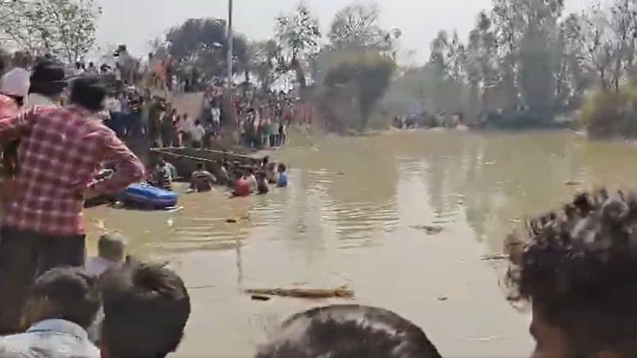 Uttar Pradesh Accident: পুণ্যার্থীদের নিয়ে পুকুরে পড়ল ট্রাক্টর-ট্রলি, মৃত কমপক্ষে ২২ Uttar Pradesh Accident: পুণ্যার্থীদের নিয়ে পুকুরে পড়ল ট্রাক্টর-ট্রলি, মৃত কমপক্ষে ২২