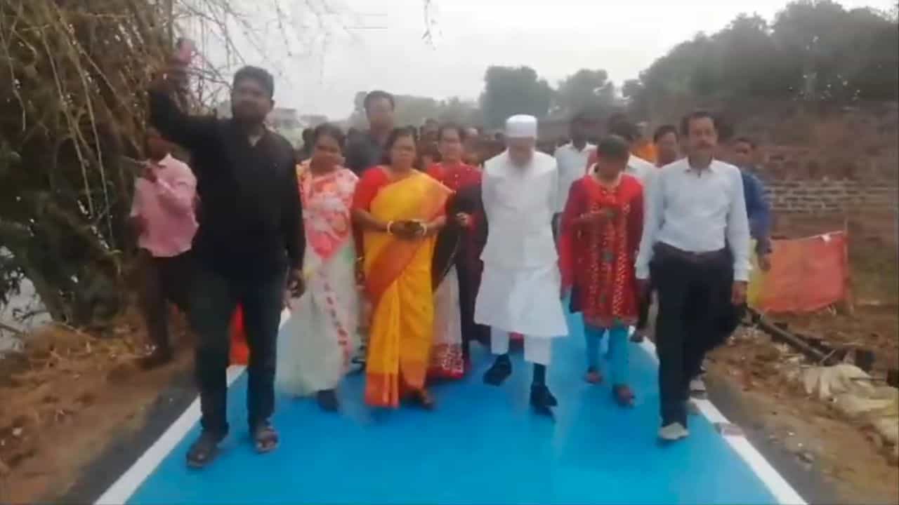Blue Coated Road: এবার বাংলায় রাস্তাও 'নীল-সাদা', তৈরি হল কেজি কেজি প্লাস্টিক দিয়ে Blue Coated Road: এবার বাংলায় রাস্তাও 'নীল-সাদা', তৈরি হল কেজি কেজি প্লাস্টিক দিয়ে