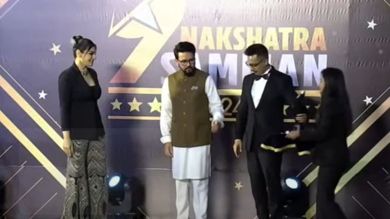 হাসিমুখে পুরস্কার গ্রহণ করে তিনি বলেন, সকলকে ধন্যবাদ জানাচ্ছি। 