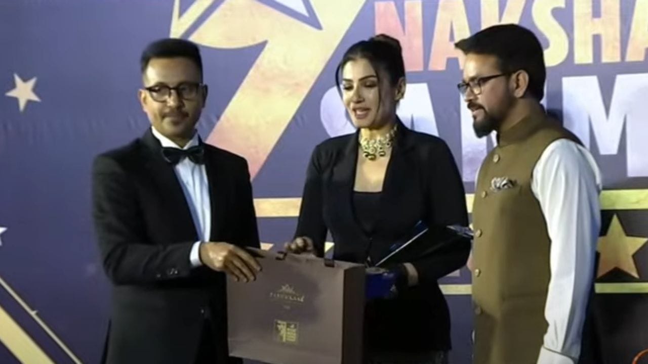 এ দিন কেন্দ্রীয় ক্রীড়ামন্ত্রী অনুরাগ ঠাকুর ও TV9 নেটওয়ার্কের সিইও তথা ম্যানেজিং ডিরেক্টর বরুণ দাসের হাত থেকে নক্ষত্র সম্মান নেন রবিনা টন্ড‌ন।