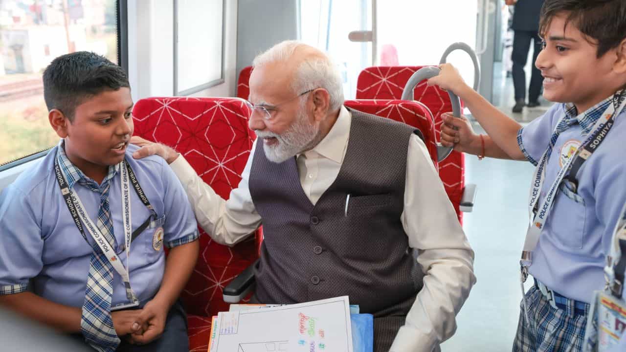 Narendra Modi: ৪১ হাজার কোটি টাকায় ২০০০ প্রকল্প, নমোর হাত ধরে ইতিহাস লিখছে ভারতীয় রেল Narendra Modi: ৪১ হাজার কোটি টাকায় ২০০০ প্রকল্প, নমোর হাত ধরে ইতিহাস লিখছে ভারতীয় রেল
