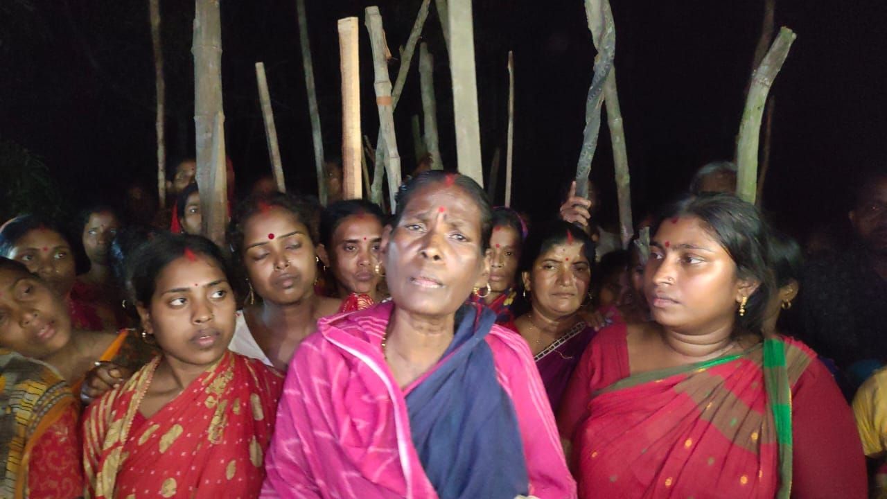 Purba Medinipur: ফের লাঠি-সোটা হাতে বিক্ষোভ মহিলাদের, অভিযান অসম্পূর্ণ রেখেই ফিরল পুলিশ