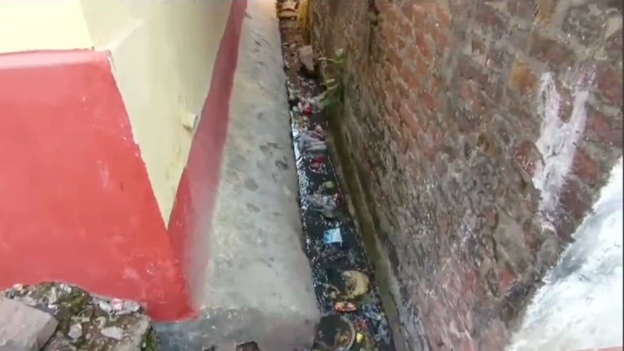 Newborn Deadbody: অমানবিক! এঁদো নালায় কালো পচা জল, তার মধ্যেই ভাসছে সদ্যোজাতর লালচে দেহ