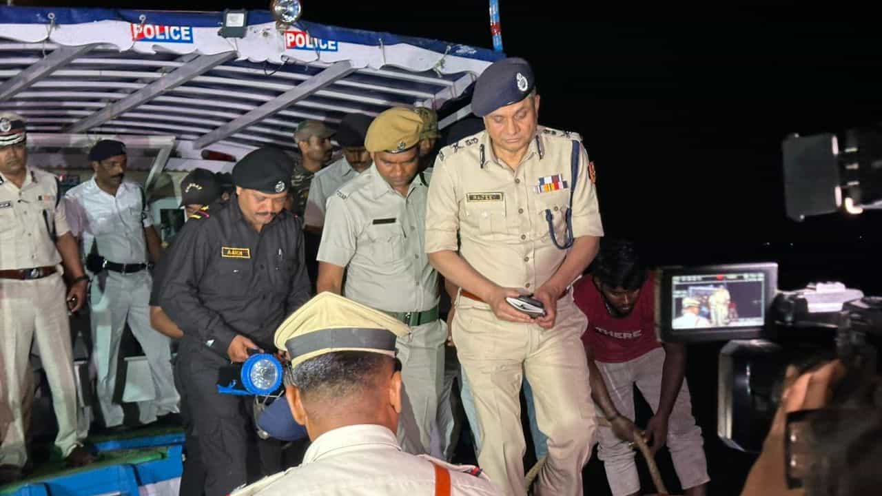 Sandeshkhali: দুপুর থেকে অ্যাকশন মোডে ডিজিপি, সন্দেশখালিতেই রাত্রিবাস রাজীব কুমারের Sandeshkhali: দুপুর থেকে অ্যাকশন মোডে ডিজিপি, সন্দেশখালিতেই রাত্রিবাস রাজীব কুমারের