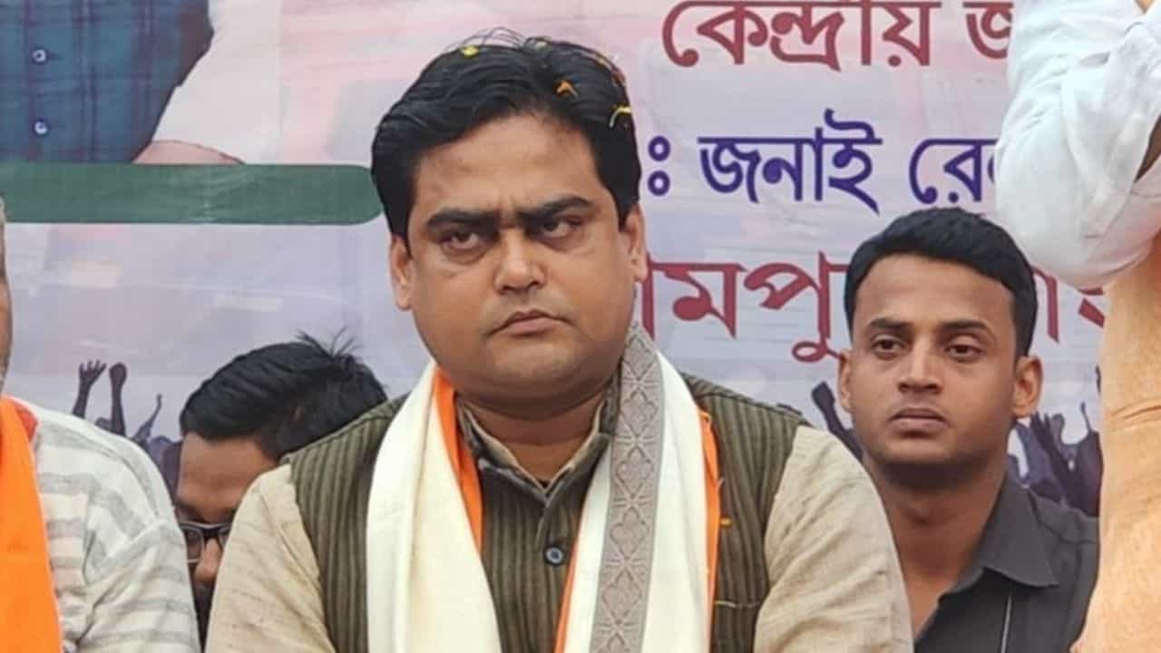 CAA: 'মুখ ফস্কে বলে ফেলেছিলাম', সিএএ নিয়ে 'ইউ টার্ন' শান্তনু ঠাকুরের CAA: 'মুখ ফস্কে বলে ফেলেছিলাম', সিএএ নিয়ে 'ইউ টার্ন' শান্তনু ঠাকুরের