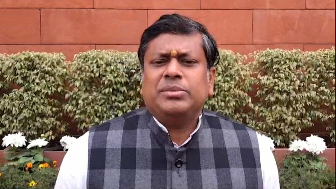 Murshidabad: 'উনি সভাপতিকে ধাক্কা মেরেছেন,ঠোঁট কেটেছে', অধীরকে দুষলেন সুকান্ত Murshidabad: 'উনি সভাপতিকে ধাক্কা মেরেছেন,ঠোঁট কেটেছে', অধীরকে দুষলেন সুকান্ত