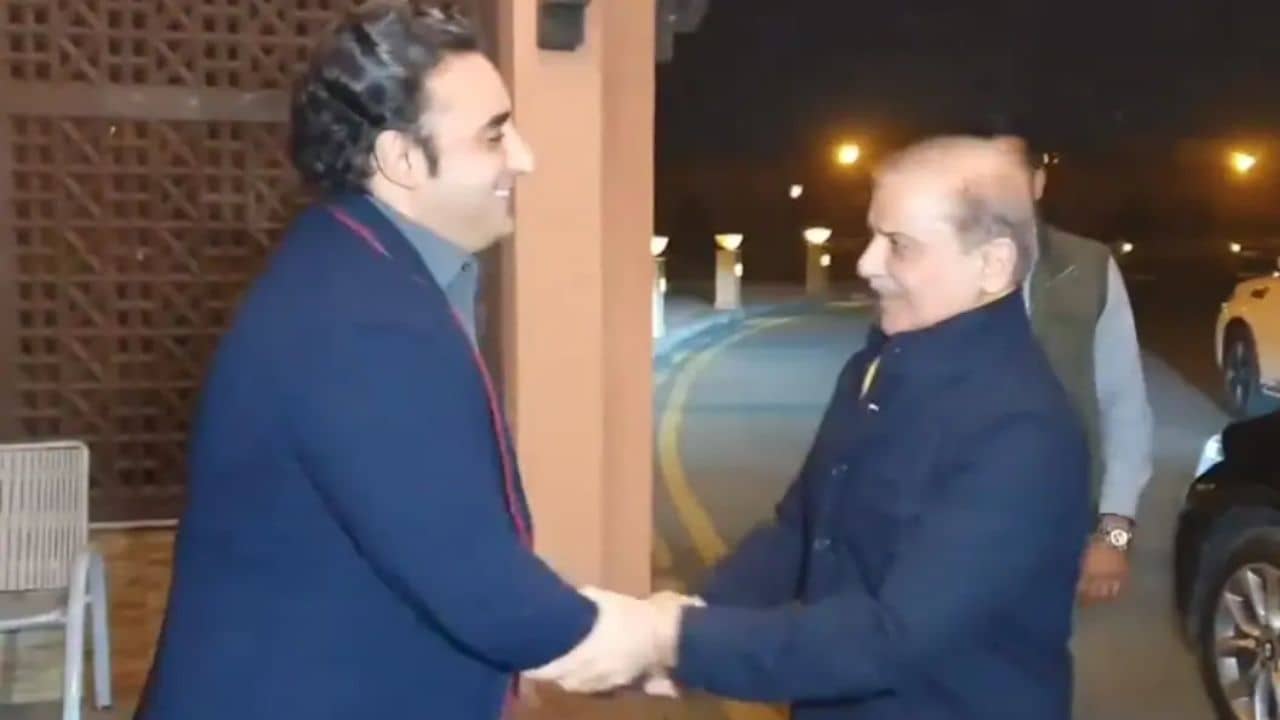Pakistan Government Formation: পাকিস্তানকে বাঁচাতে হাত ধরলেন বিলাওয়াল-শাহবাজ, প্রধানমন্ত্রী কে হবেন?