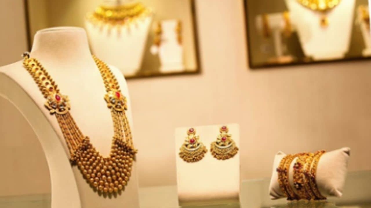 Gold Price Today: ধরলেই লাগবে ছ্যাঁকা! তাপমাত্রার পারদের মতোই চড়ছে সোনার দাম, আজ দর কত?