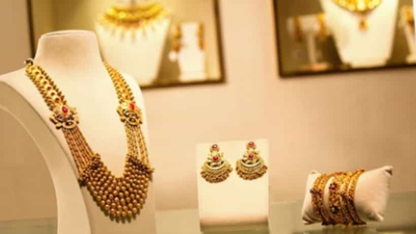 Gold Price Today: এত সস্তায় পাবেন না সোনা! রবিবারের মাংস-ভাত ছেড়ে আগে সোনার দোকানে যান