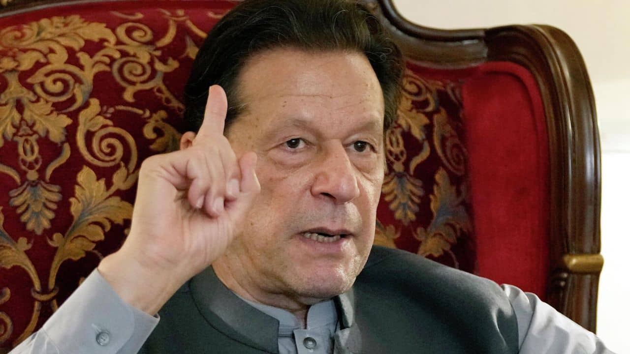 Imran Khan: জেলে বসেই খেলা ঘুরিয়ে দিলেন ইমরান! পাকিস্তানের মসনদে নওয়াজ নয়, কাপ্তান?