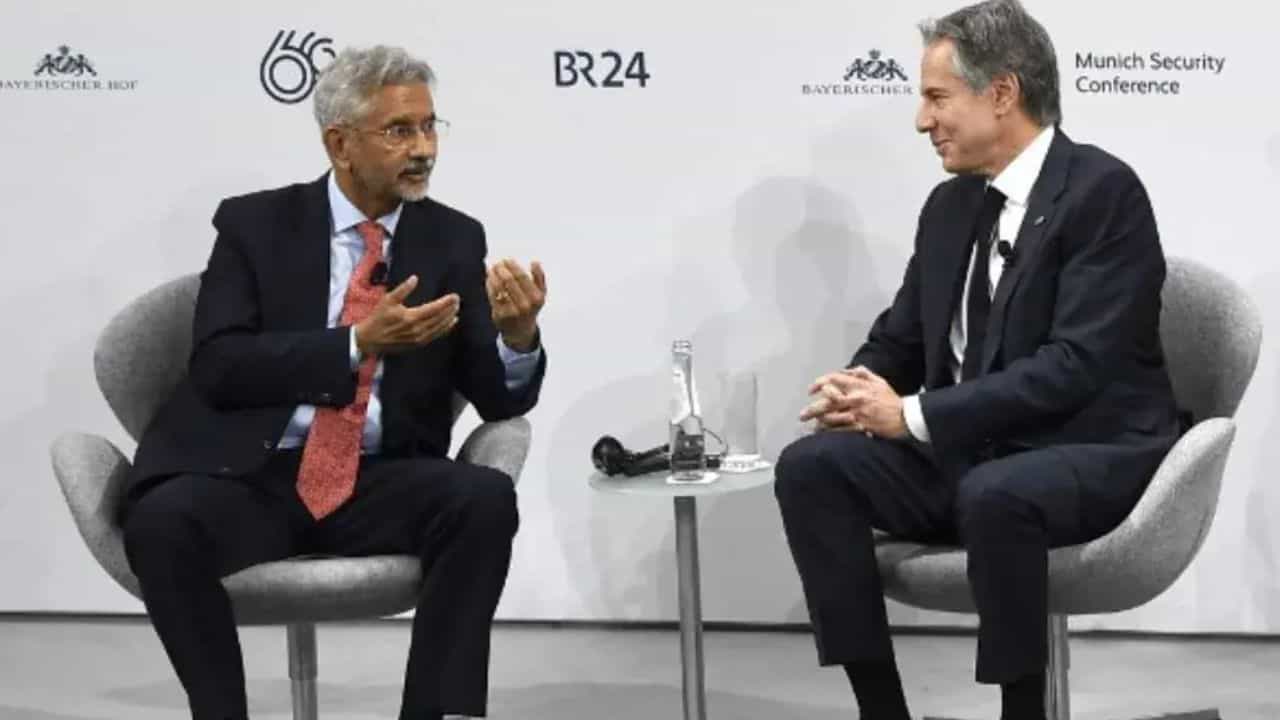 S Jaishankar: 'নিন্দা কেন? প্রশংসা করুন', ভারতের দুই নৌকায় পা দিয়ে চলা নিয়ে স্মার্ট জবাব জয়শঙ্করের S Jaishankar: 'নিন্দা কেন? প্রশংসা করুন', ভারতের দুই নৌকায় পা দিয়ে চলা নিয়ে স্মার্ট জবাব জয়শঙ্করের