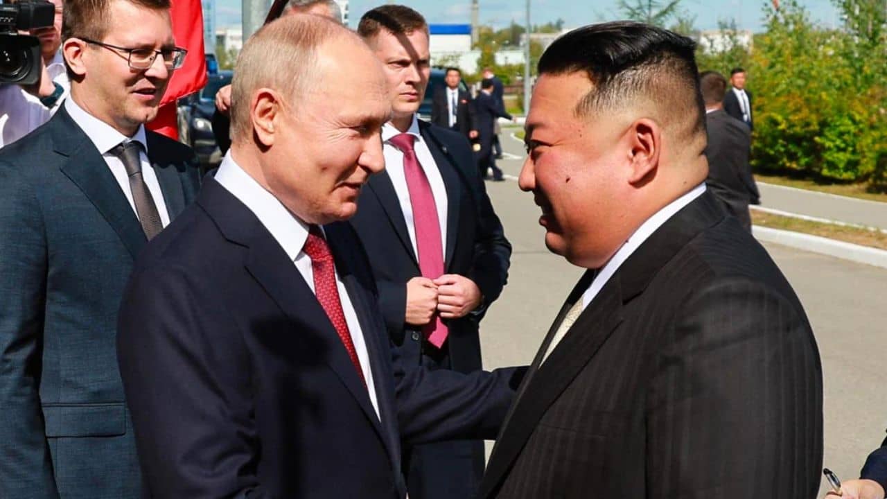 Vladimir Putin-Kim Jong Un: বন্ধুত্বের এমন টান, নিষেধাজ্ঞা অমান্য করেই কিম জং উনকে বিশেষ গাড়ি উপহার দিলেন পুতিন