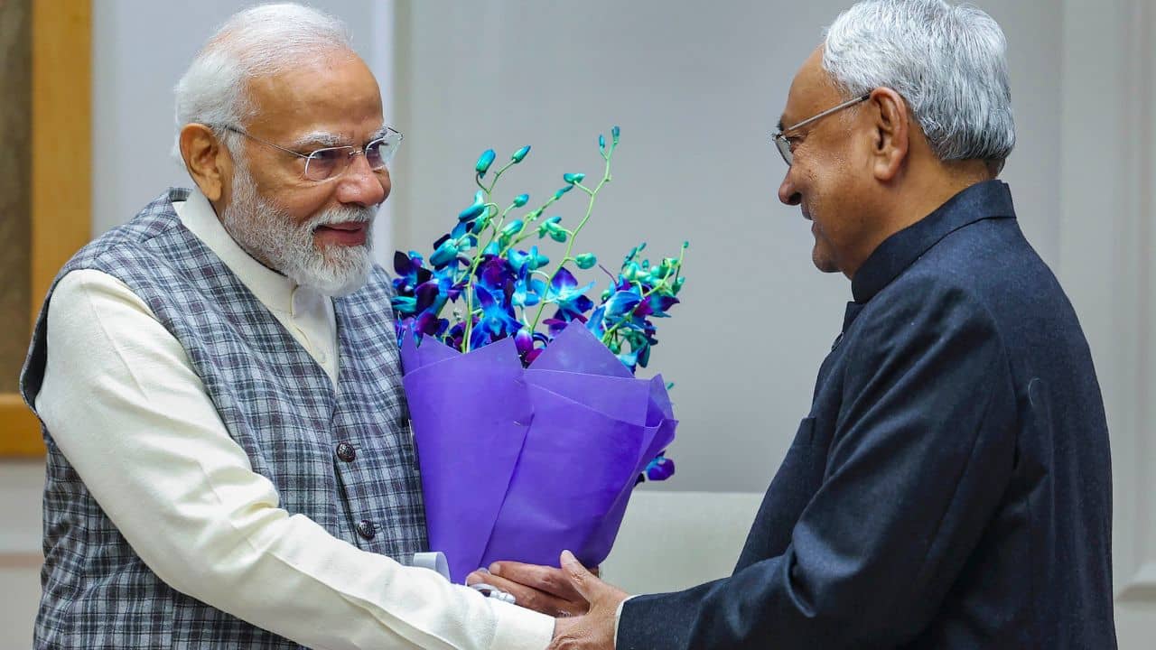 Nitish Kumar-PM Modi: আর ছেড়ে যাব না, নীল অর্কিডে নমোর সঙ্গে NDA-র নতুন অধ্যায় শুরু নীতীশের