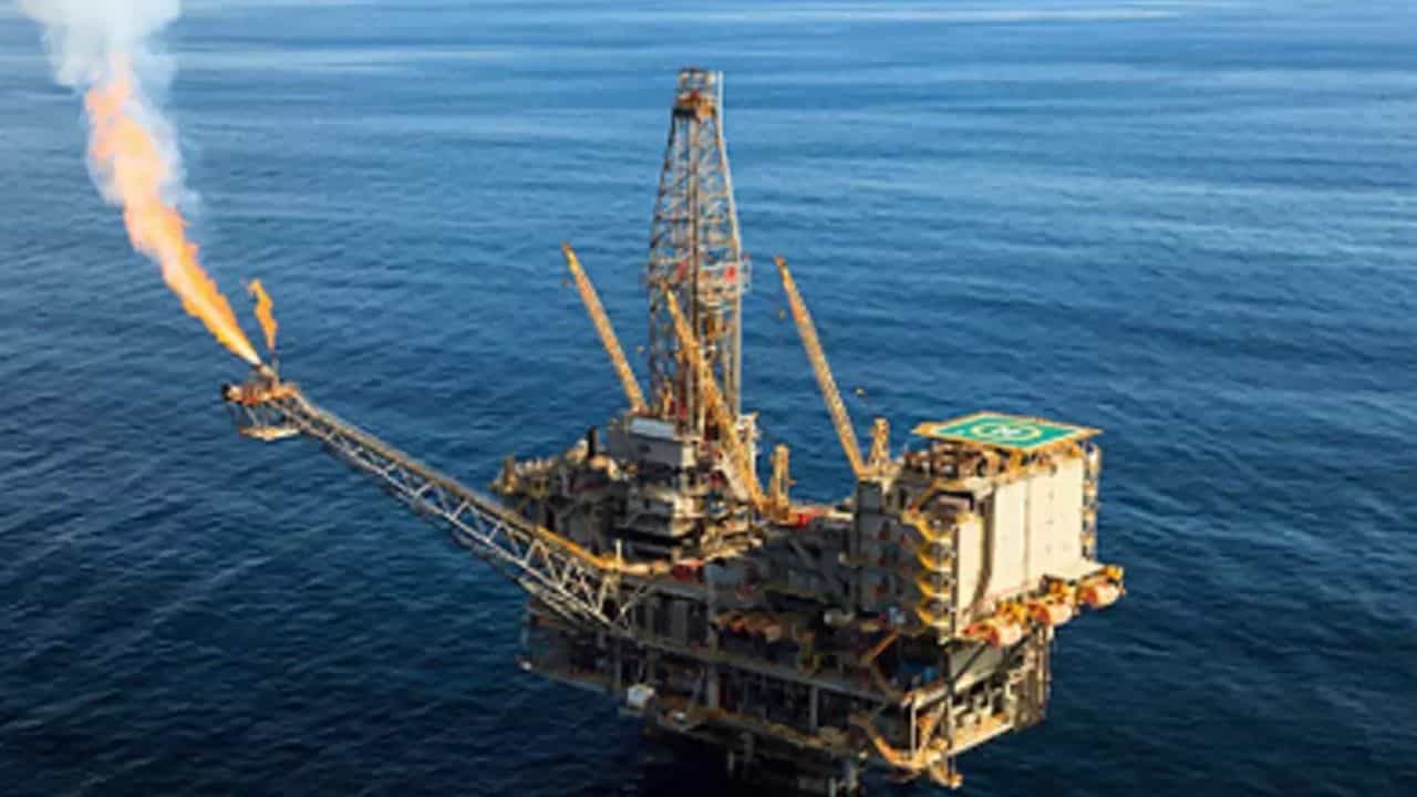 ONGC: চোখের সামনেই এতদিন ছিল রাজার ধন, নজরে এল অবশেষে, এবার কমবে তেলের দাম? ONGC: চোখের সামনেই এতদিন ছিল রাজার ধন, নজরে এল অবশেষে, এবার কমবে তেলের দাম?