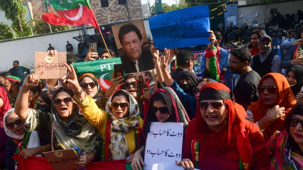 Pakistan Election Results: পিটিআই কর্মীদের উপরে লাঠিচার্জ, কাঁদানে গ্যাস! সরকার গঠনের আগেই আগুন জ্বলছে পাকিস্তানে Pakistan Election Results: পিটিআই কর্মীদের উপরে লাঠিচার্জ, কাঁদানে গ্যাস! সরকার গঠনের আগেই আগুন জ্বলছে পাকিস্তানে