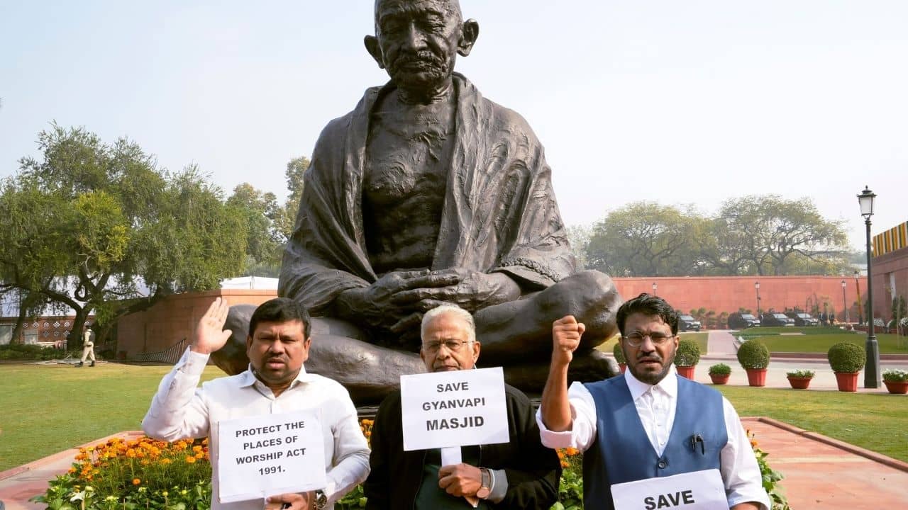 Parliament Update: রাজনৈতিক উদ্দেশ্য প্রণোদিত, হেমন্ত সোরেনের গ্রেফতারি ইস্যুতে ওয়াকআউট ইন্ডিয়া জোটের সাংসদদের