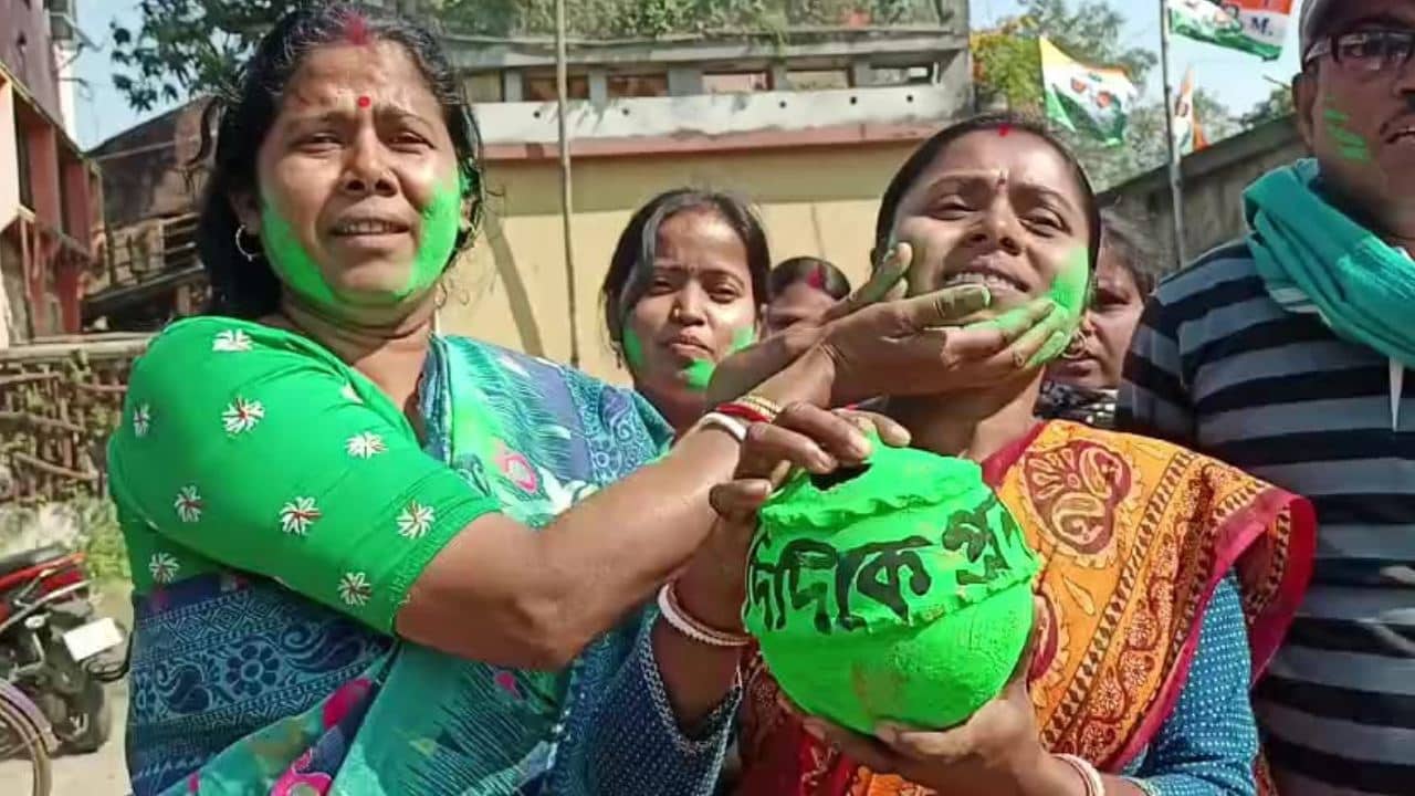 Lakshmir Bhandar: লক্ষ্মীর ভাণ্ডারে একাই হাজার, অকাল দোল উৎসব পটাশপুরে