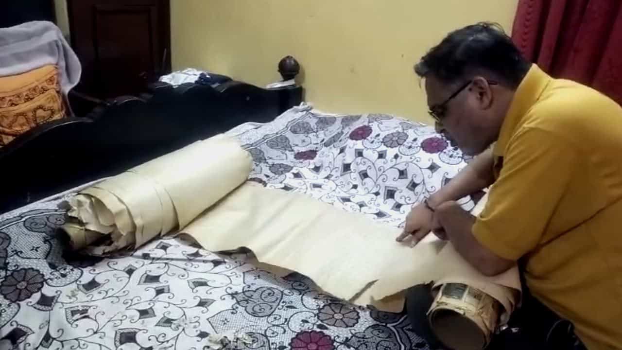 Mr. Valentine: ৩২৭ ফুটের সুইসাইড নোট এখন পৃথিবীর দীর্ঘতম প্রেমপত্র! বিশ্বরেকর্ডের পথে বাংলার 'মিস্টার ভ্যালেন্টাইন' Mr. Valentine: ৩২৭ ফুটের সুইসাইড নোট এখন পৃথিবীর দীর্ঘতম প্রেমপত্র! বিশ্বরেকর্ডের পথে বাংলার 'মিস্টার ভ্যালেন্টাইন'