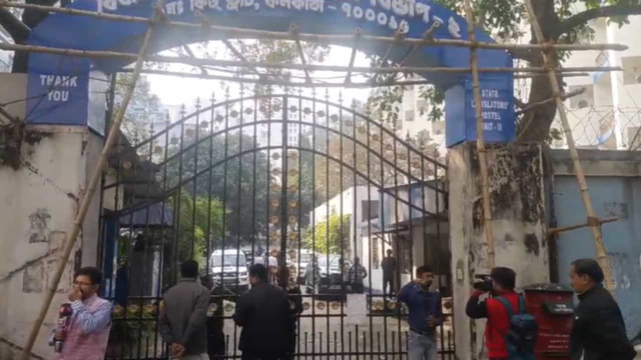 MLA Hostel: কলকাতায় বিধায়ক-হস্টেল থেকে এক বিধায়ক-ঘনিষ্ঠের রক্তাক্ত দেহ উদ্ধার, সাতসকালে বড় খবর MLA Hostel: কলকাতায় বিধায়ক-হস্টেল থেকে এক বিধায়ক-ঘনিষ্ঠের রক্তাক্ত দেহ উদ্ধার, সাতসকালে বড় খবর
