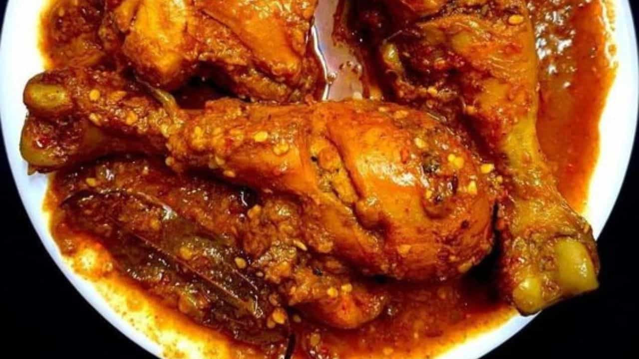 রাত পোহালেই রবিবার। আর রবিবার মানেই চিকেন। দুপুরে চিকেন দিয়ে ভাত খেয়ে নাক ডেকে না ঘুমালে বাঙালির রবিবার অসম্পূর্ণ থেকে যায়। (ছবি:Pinterest)