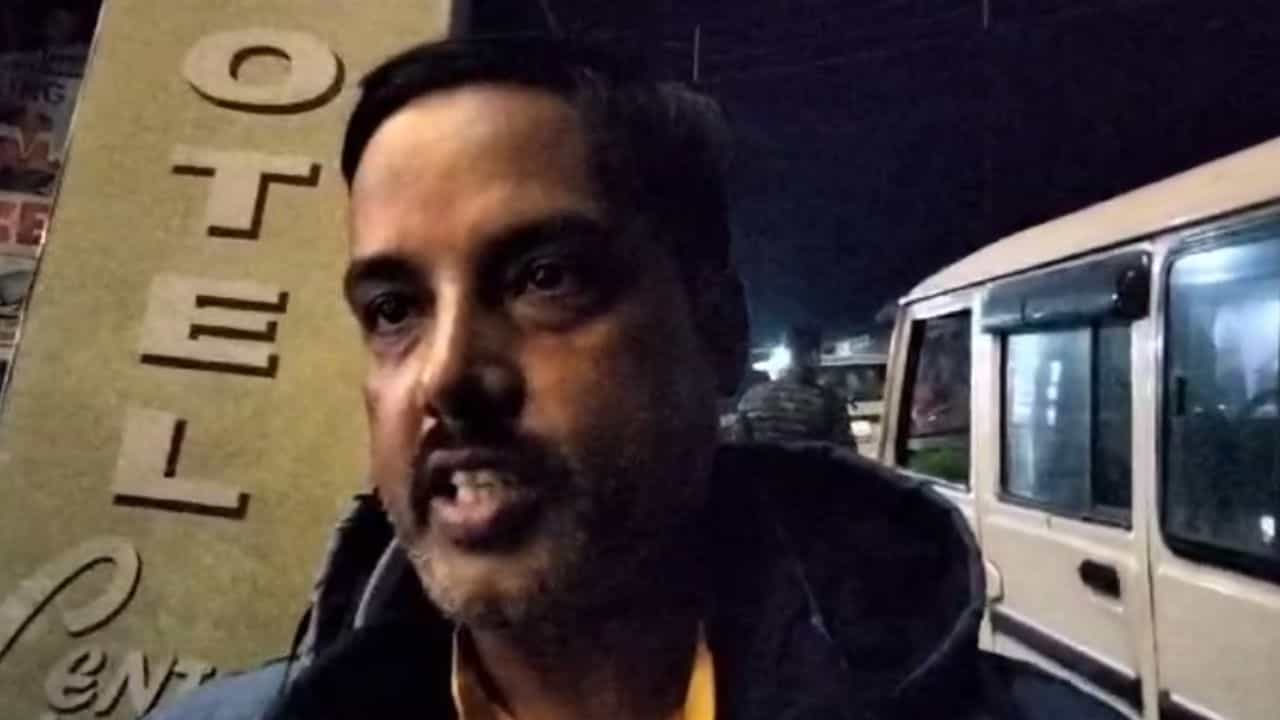 Jalpaiguri Deadbody Recover: হোটেলের ১০২ রুমেই যত কাণ্ড, এই ভাবে উল্টো হয়ে শুয়েই কি না...,জানালায় উঁকি দিতেই স্তম্ভিত মালিক Jalpaiguri Deadbody Recover: হোটেলের ১০২ রুমেই যত কাণ্ড, এই ভাবে উল্টো হয়ে শুয়েই কি না...,জানালায় উঁকি দিতেই স্তম্ভিত মালিক