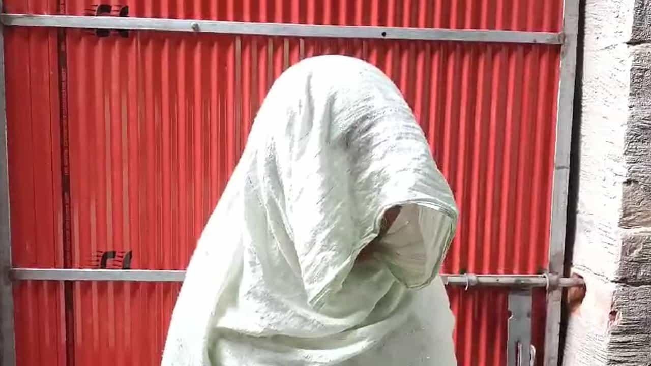 Malda: সরকারি হাসপাতালে মহিলাদের বাথরুমে ঘাপটি মেরে বসে ব্যক্তি, ভিডিয়ো করার অভিযোগ Malda: সরকারি হাসপাতালে মহিলাদের বাথরুমে ঘাপটি মেরে বসে ব্যক্তি, ভিডিয়ো করার অভিযোগ