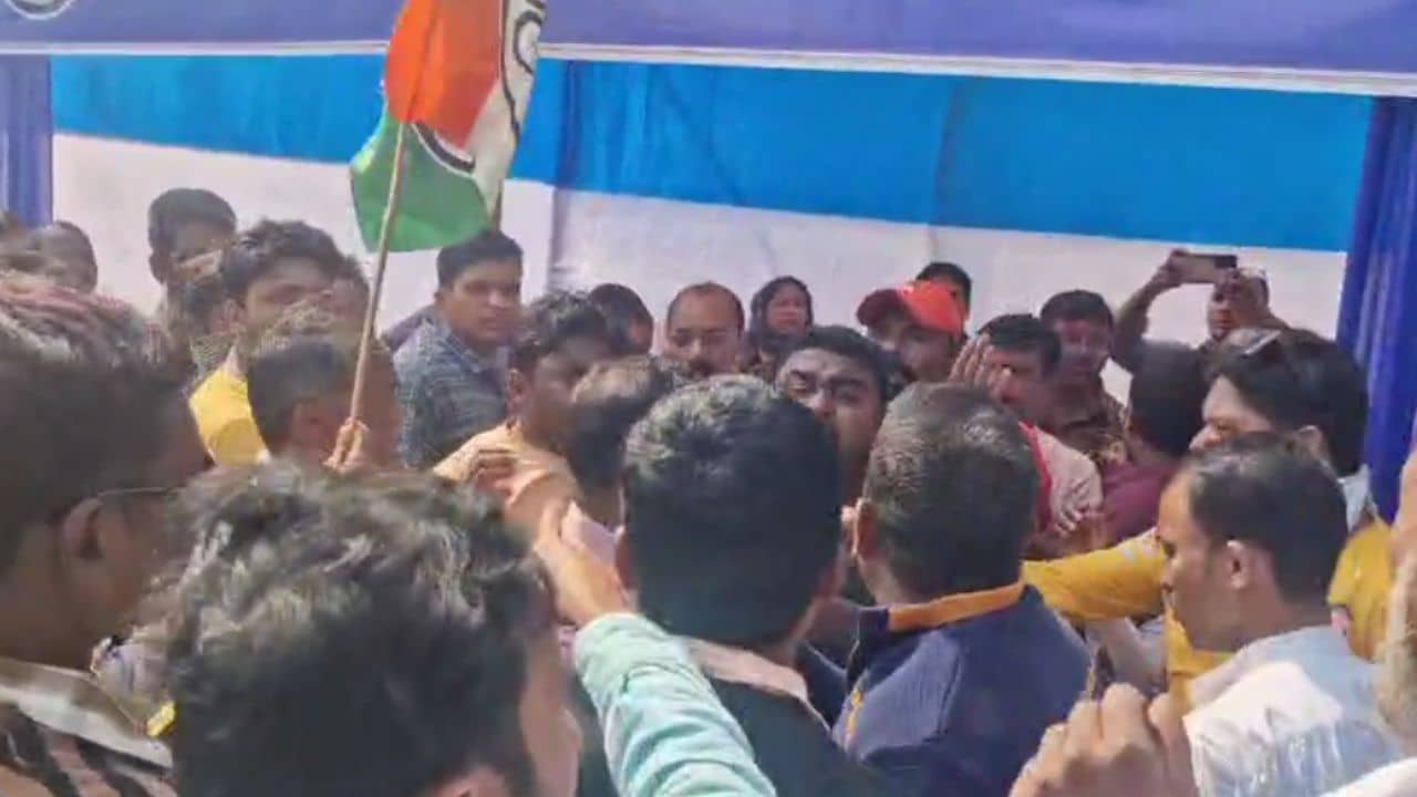 Maldah TMC Clash: মৌসম নূরের সামনেই বিধায়ককে ঘিরে বিক্ষোভ তৃণমূল কর্মীদের