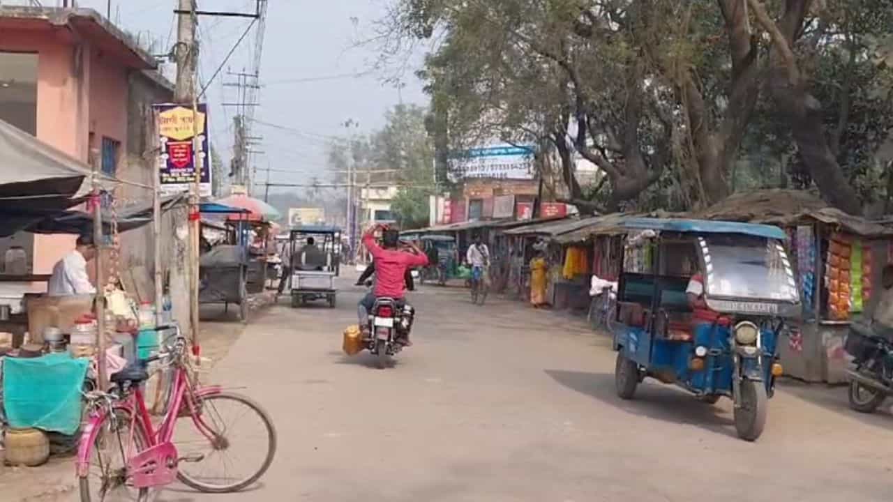 Maldah: ফের মালদহ, ব্যবসায়ীর মাথায় বন্দুক ঠেকিয়ে সোনা-রূপো লুট ছিনতাইবাজদের Maldah: ফের মালদহ, ব্যবসায়ীর মাথায় বন্দুক ঠেকিয়ে সোনা-রূপো লুট ছিনতাইবাজদের
