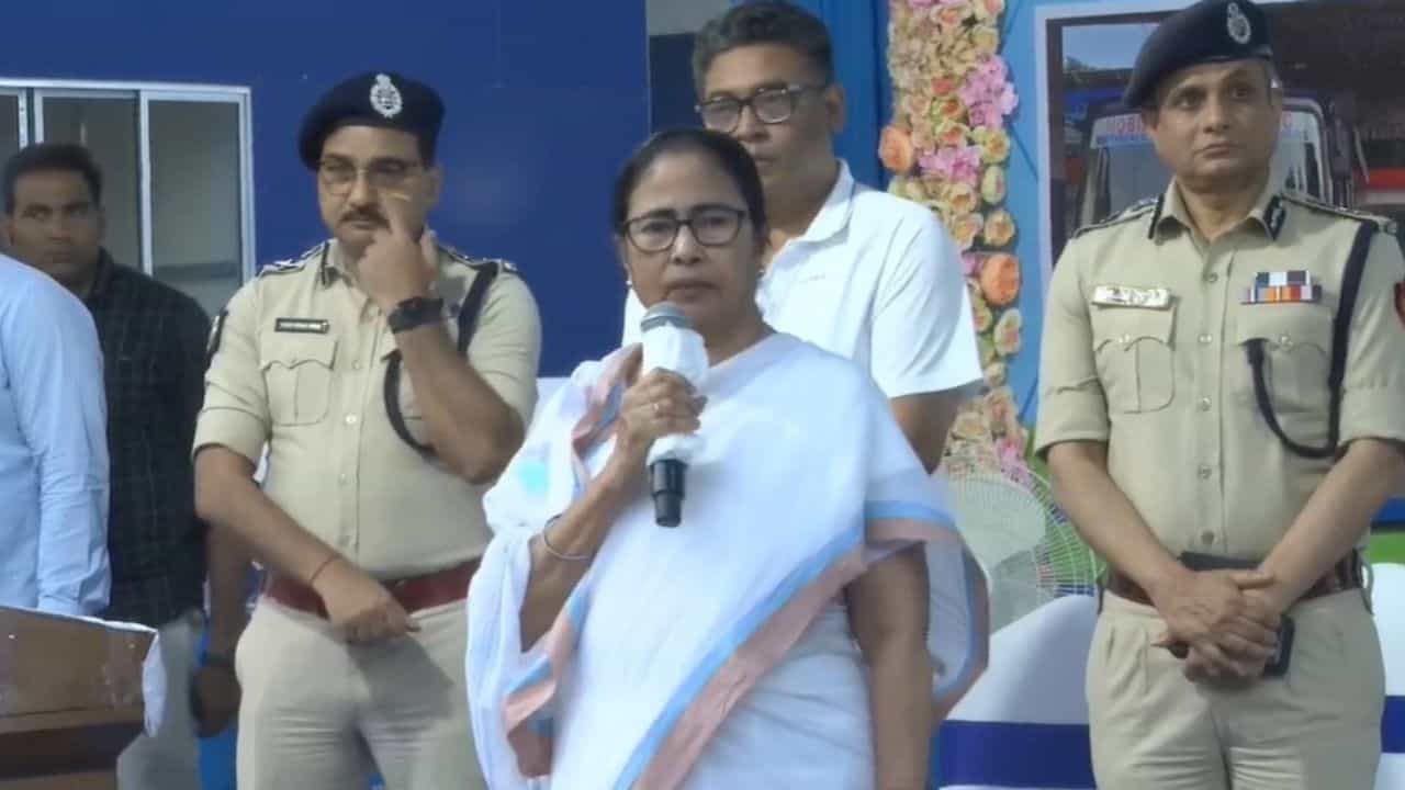 Mamata Banerjee: মমতার কল্পনাপ্রসূত থিম 'চুরি'? 'সেফ ড্রাইভ' নিয়ে বড় দাবি মুখ্যমন্ত্রীর Mamata Banerjee: মমতার কল্পনাপ্রসূত থিম 'চুরি'? 'সেফ ড্রাইভ' নিয়ে বড় দাবি মুখ্যমন্ত্রীর
