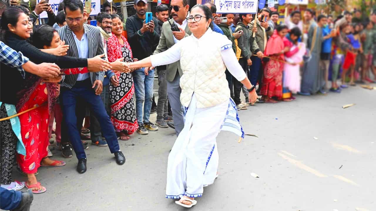 Mamata Banerjee: জানেন মমতা কোন দোকানের শাড়ি পরেন? ডিজাইনার কে? নিজেই জানালেন সব 'সিক্রেট' Mamata Banerjee: জানেন মমতা কোন দোকানের শাড়ি পরেন? ডিজাইনার কে? নিজেই জানালেন সব 'সিক্রেট'