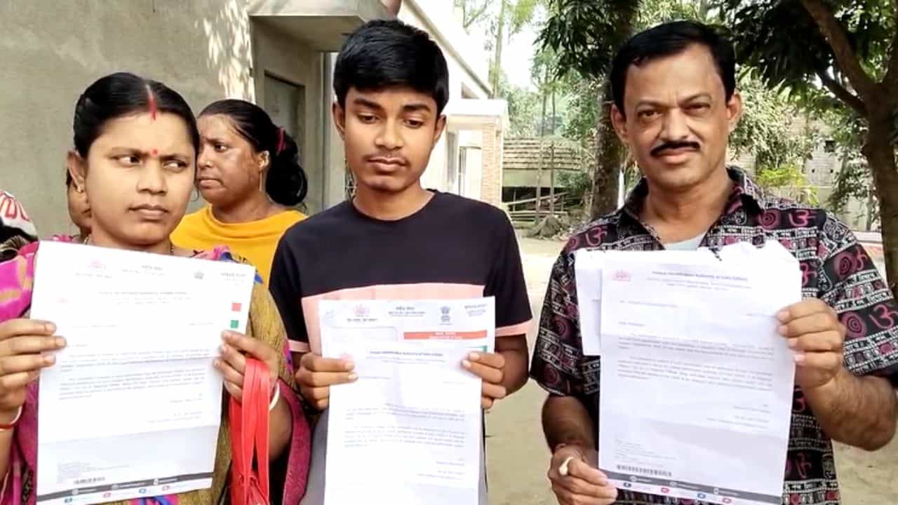 Aadhar Card: শুভেন্দু-সুকান্তর আশ্বাসের পরও এল চিঠি! এবার আধার কার্ড নিষ্ক্রিয় হল মতুয়া অধ্যুষিত এলাকায় Aadhar Card: শুভেন্দু-সুকান্তর আশ্বাসের পরও এল চিঠি! এবার আধার কার্ড নিষ্ক্রিয় হল মতুয়া অধ্যুষিত এলাকায়