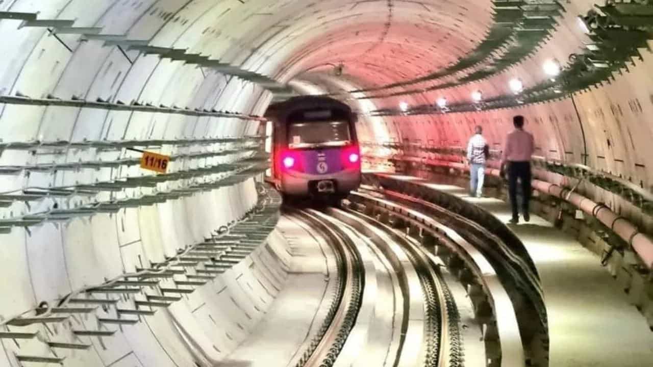 East-West Metro Service: বাড়ছে অপেক্ষা, গঙ্গার নিচ দিয়ে এখনই মেট্রোয় চড়া হচ্ছে না East-West Metro Service: বাড়ছে অপেক্ষা, গঙ্গার নিচ দিয়ে এখনই মেট্রোয় চড়া হচ্ছে না