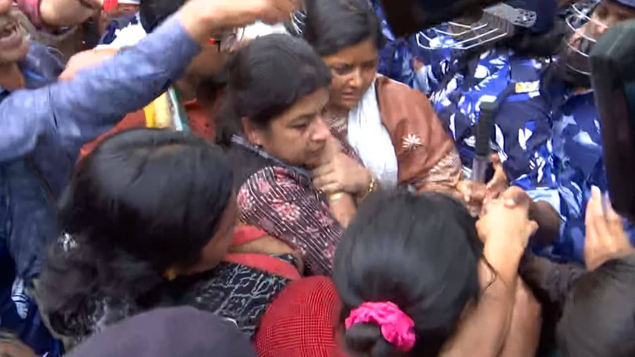 Sandeshkhali: সন্দেশখালিতে পুলিশের বাধা, রাস্তায় বসেই অবস্থান শুরু মীনাক্ষীদের