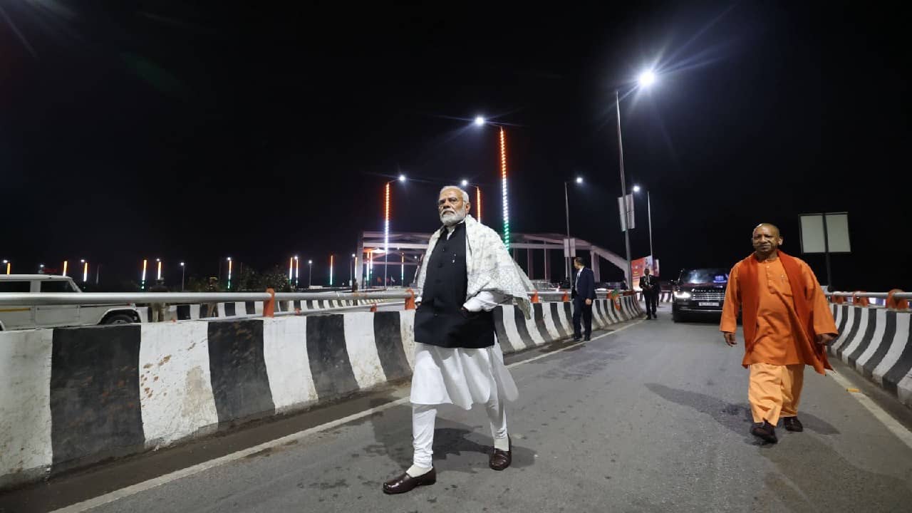 PM Modi at Varanasi: ক্লান্তি নেই, রাত ১১টায় বারাণসী পৌঁছেই কাজে নামলেন মোদী! সঙ্গী যোগী
