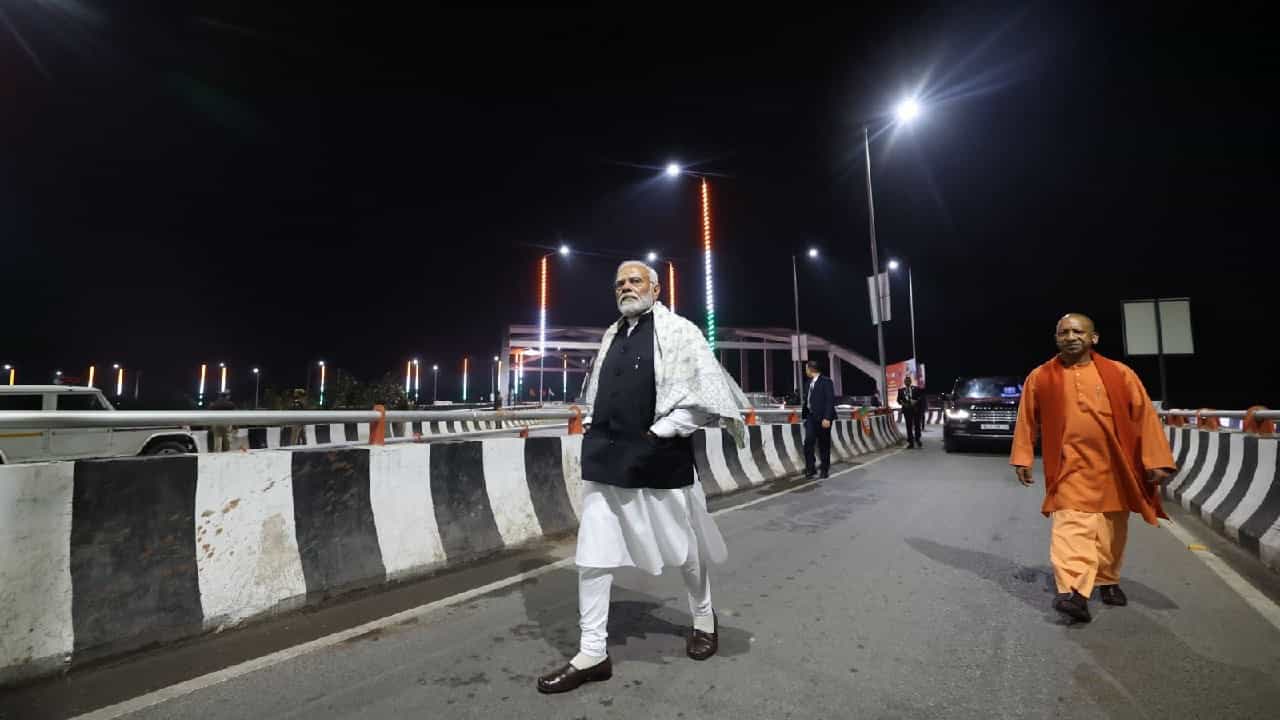 PM Modi at Varanasi: ক্লান্তি নেই, রাত ১১টায় বারাণসী পৌঁছেই কাজে নামলেন মোদী! সঙ্গী যোগী PM Modi at Varanasi: ক্লান্তি নেই, রাত ১১টায় বারাণসী পৌঁছেই কাজে নামলেন মোদী! সঙ্গী যোগী