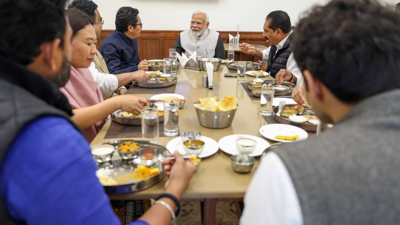 PM Narendra Modi: সাড়ে তিন ঘণ্টা ঘুমান, আট সাংসদের সঙ্গে মধ্যাহ্নভোজে জানালেন মোদী