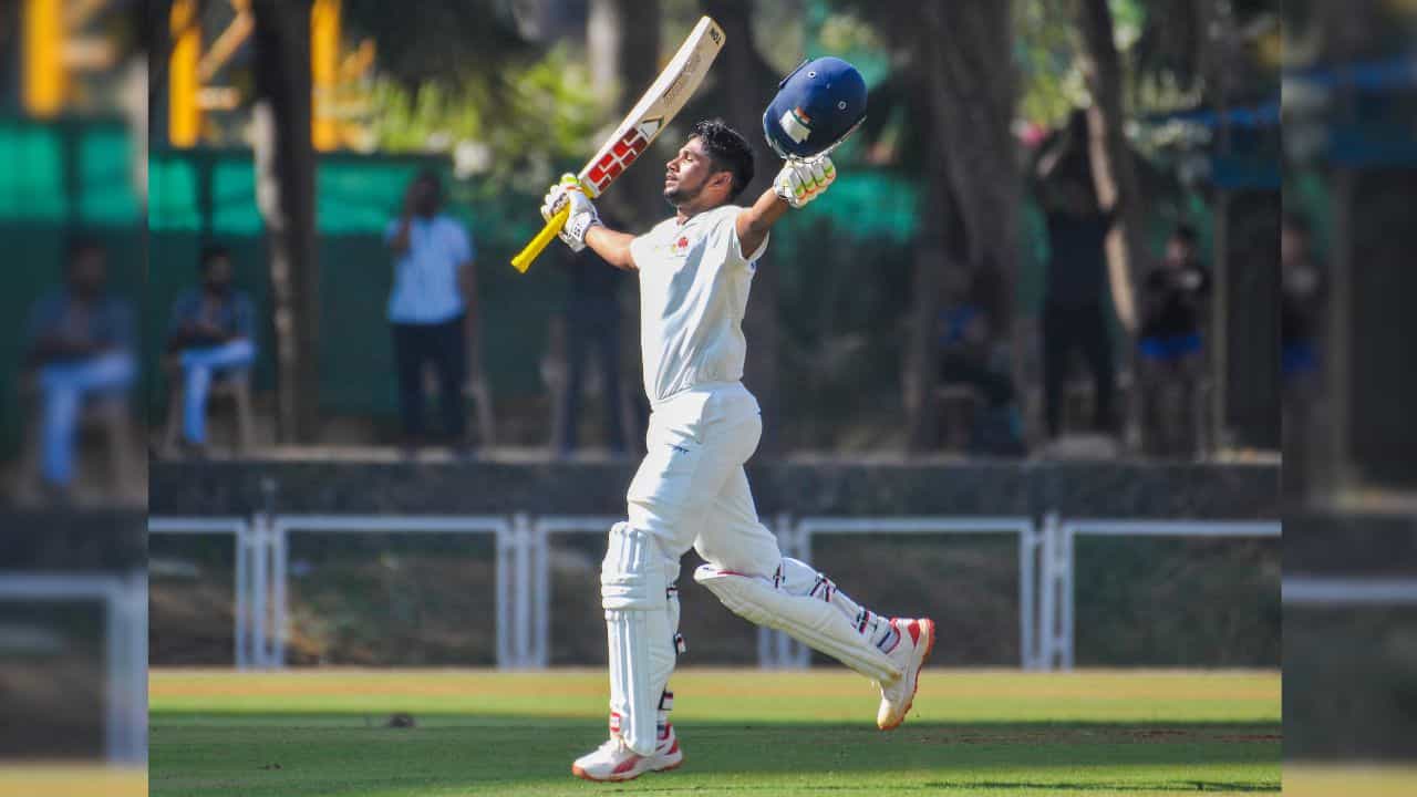 Ranji Trophy: দাদার সতর্ক বার্তাতেই ডাবল সেঞ্চুরি মুশির খানের! কী বলেছিলেন সরফরাজ? Ranji Trophy: দাদার সতর্ক বার্তাতেই ডাবল সেঞ্চুরি মুশির খানের! কী বলেছিলেন সরফরাজ?